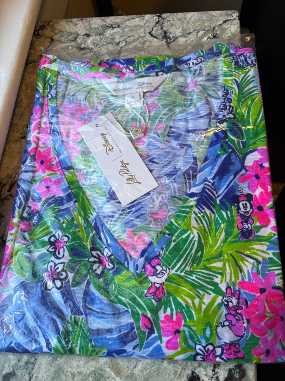 NWT Lilly Pulitzer x Disney VNeck Tee in Resort White Disney Dreamin Size Large - Picture 5 of 8